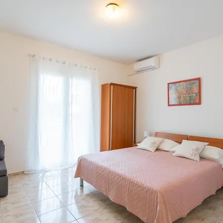 Apartament With A Parking Space Mandre, Pag - 18748 Kolan